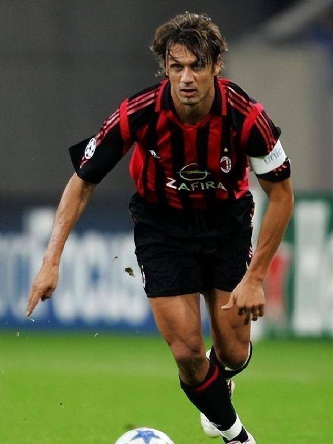 25年一人一城！马尔蒂尼攻防俱佳，米兰退役3号球衣致敬传奇